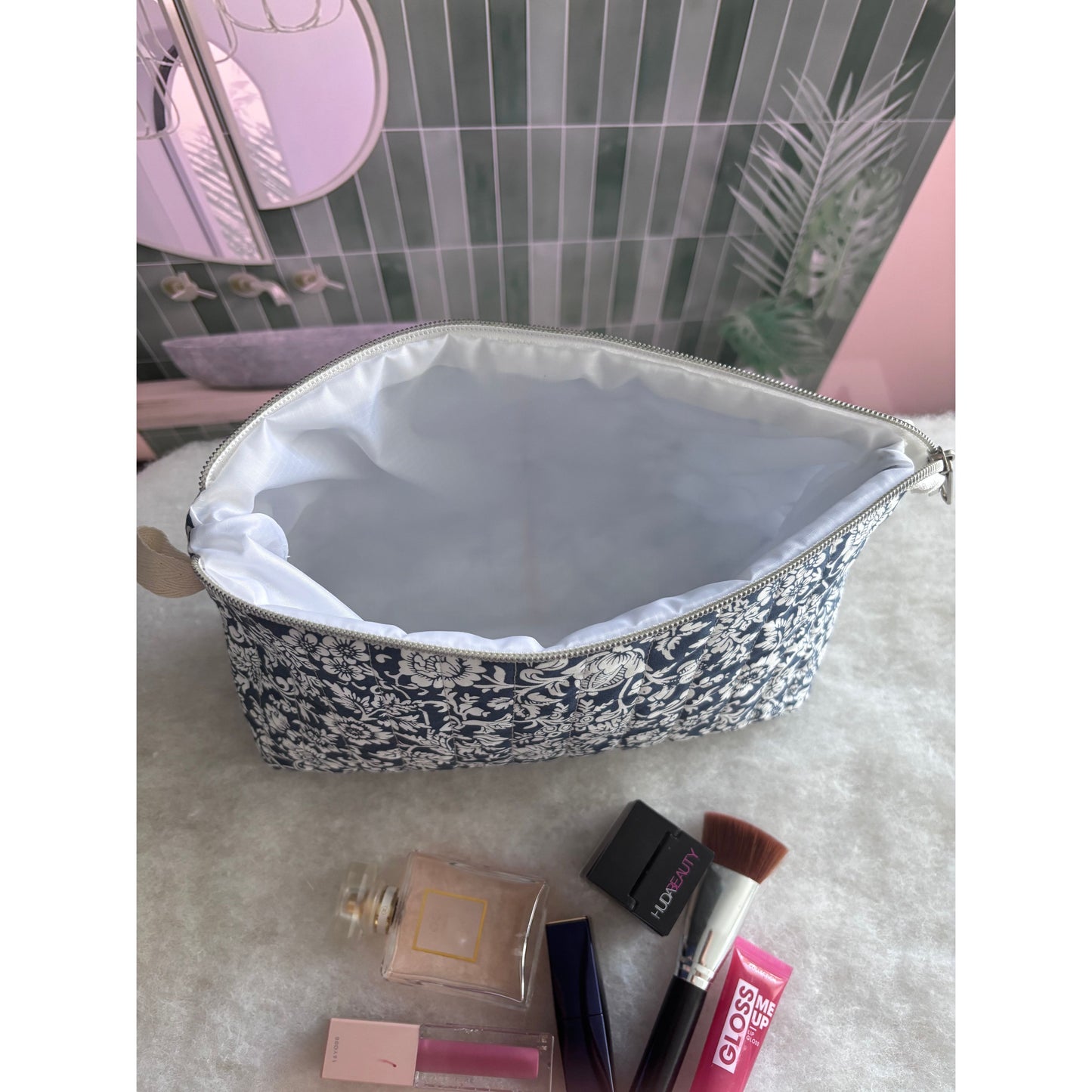 White flowers Wash Bag