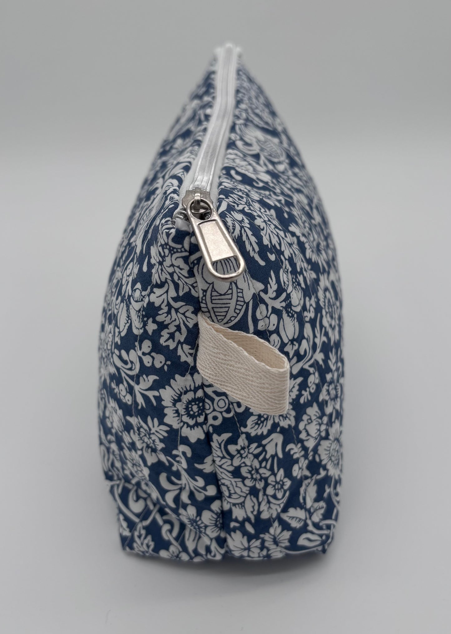White flowers Wash Bag